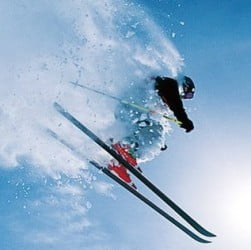 Un skieur qui saute en ski
