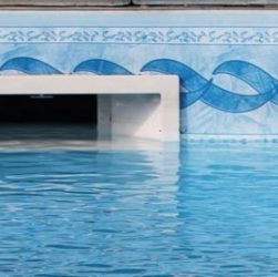 Une plongeur cherche une fuite dans une piscine