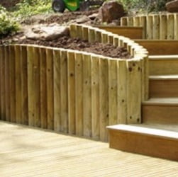 Jardin fait avec des rondins de bois