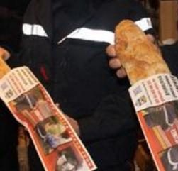 Des pompiers utilisent des sacs à pains personnalisés pour recruter