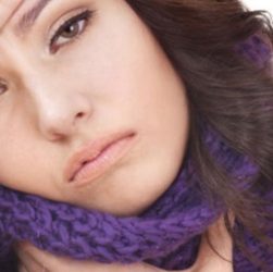 Une femme atteinte d'une angine