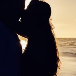 Couple qui s'embrasse