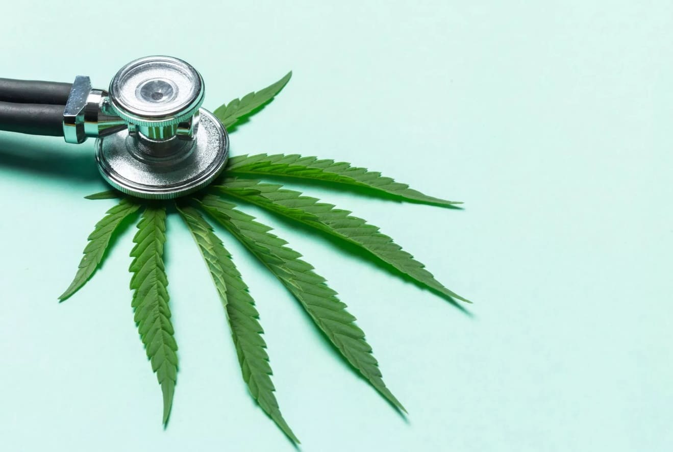 Un stéthoscope sur une feuille de cannabis