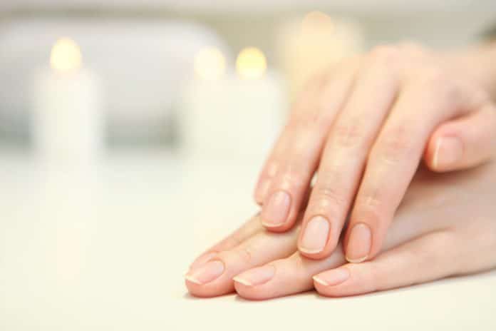 Comment préparer ses ongles avant une manucure ?