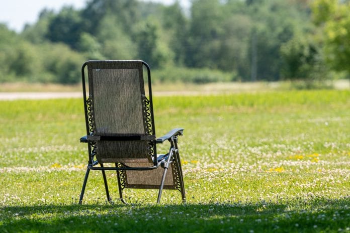 Un fauteuil relax design : un plus pour une terrasse tendance