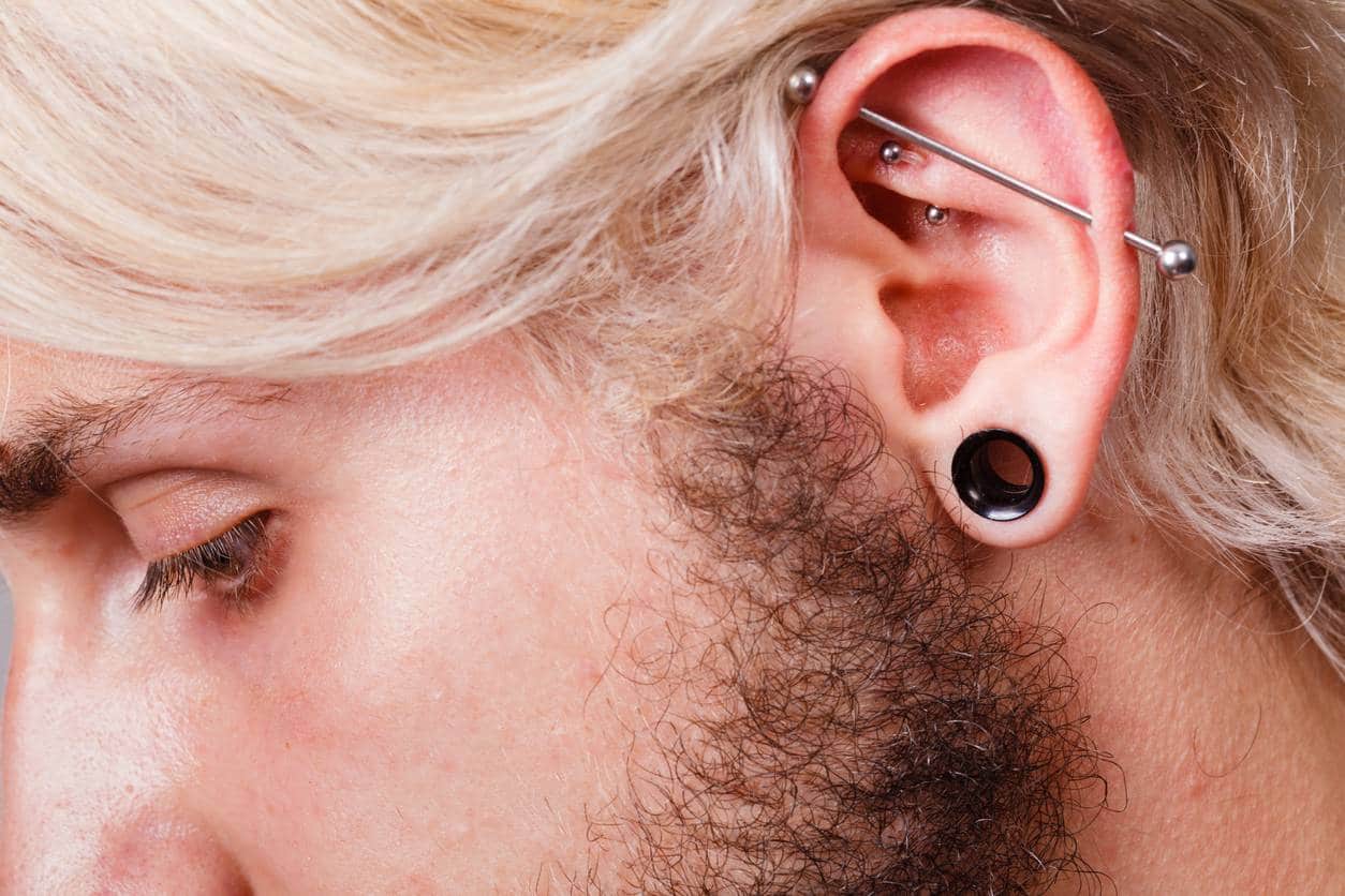piercing aux oreilles hélix