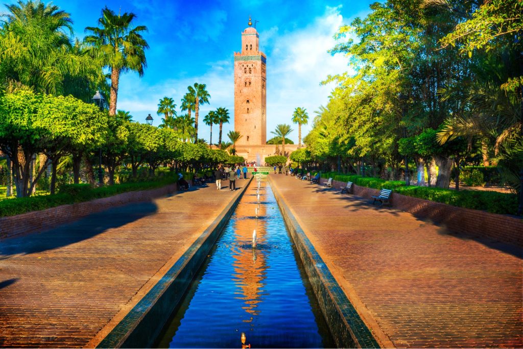 Minaret de la mosquée Koutoubia dans le quartier de la médina de Marrakech, Maroc