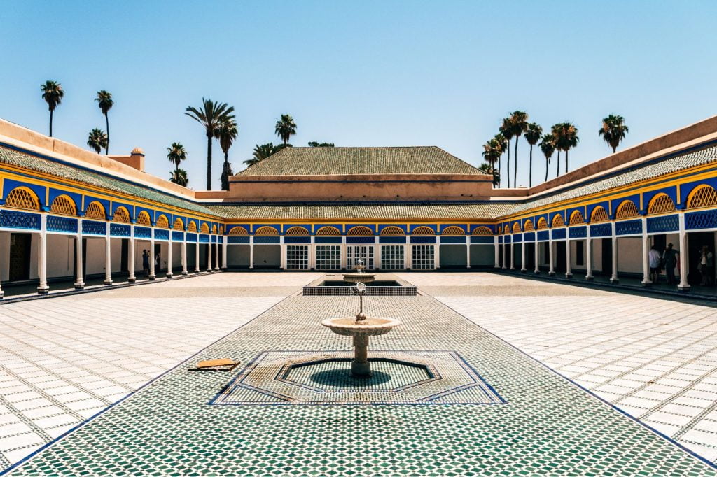 vues de la cour du palais bahia à marrakech, maroc