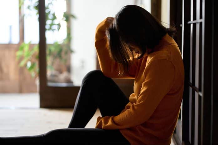 femme qui fait que pleurer