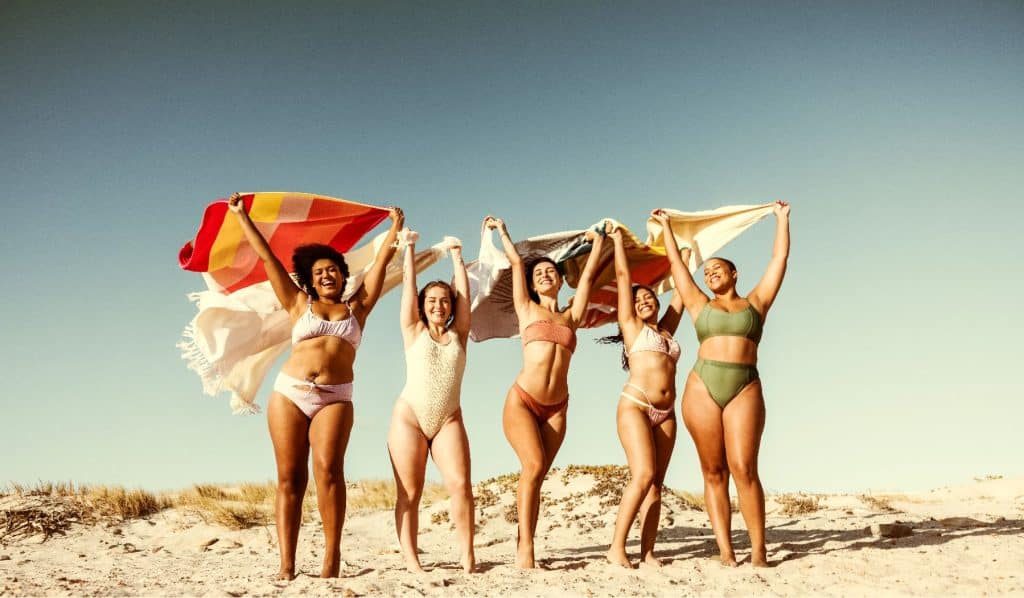 femme qui court sur la plage avec serviette