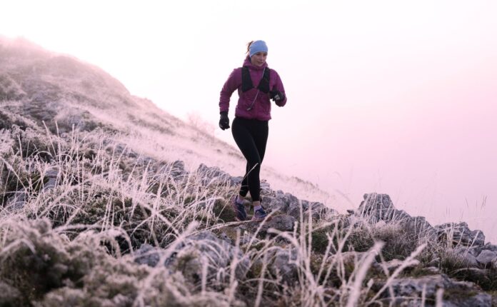 Femme athlète se préparant à une course d'ultra-marathon en montagne