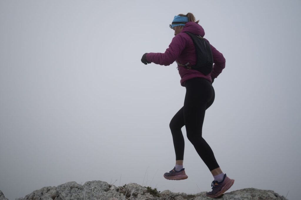 athlètes en train de courir sur le sommet d'une montagne au petit matin